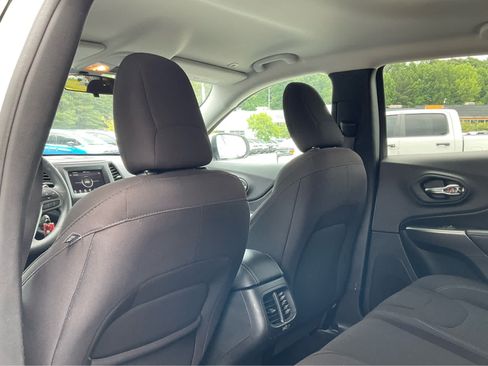 Used 2019 Jeep Cherokee Latitude w/ Popular Appearance Group FWD image 25