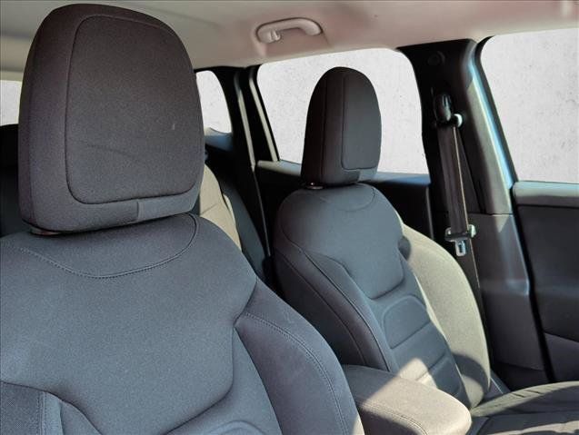 Used 2020 Jeep Renegade Latitude FWD image 25