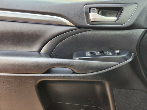 Used 2017 Toyota Highlander SE image 22