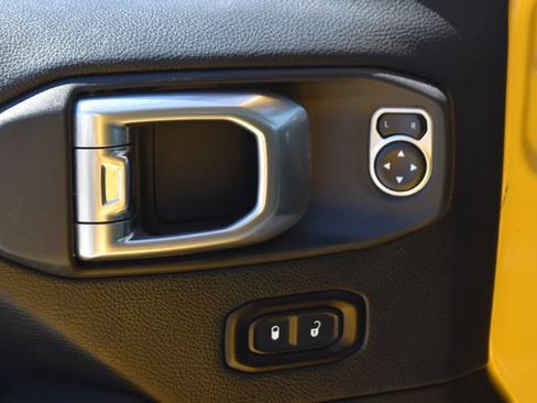 Used 2018 Jeep Wrangler Unlimited Sahara AWD/4WD image 13