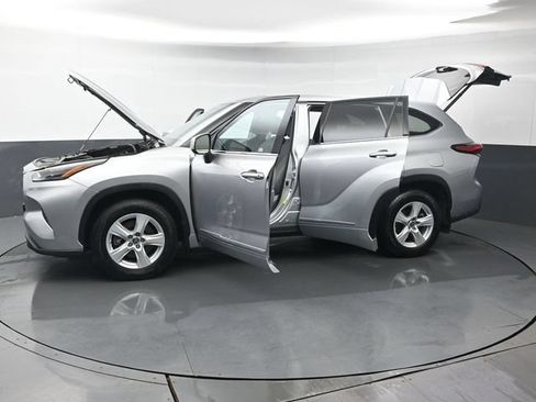 Used 2022 Toyota Highlander LE AWD/4WD image 47
