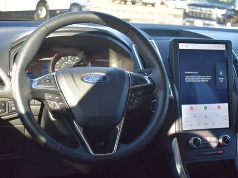 Used 2024 Ford Edge Titanium image 19