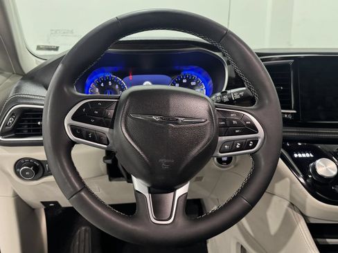 Used 2024 Chrysler Pacifica Limited FWD image 5