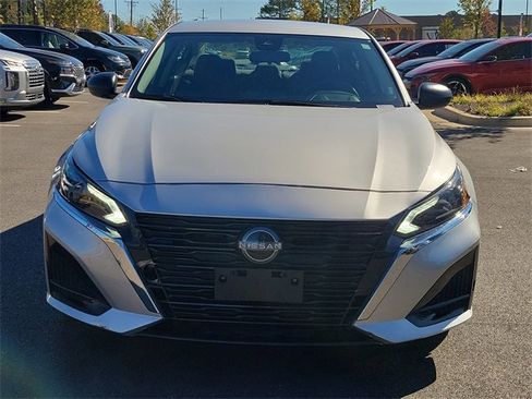 Used 2024 Nissan Altima 2.5 SV image 2