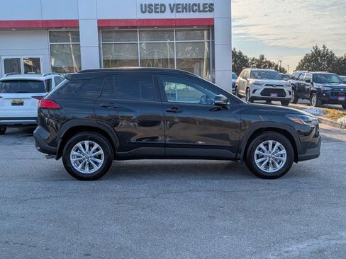 Used 2025 Toyota Corolla Cross LE image 4