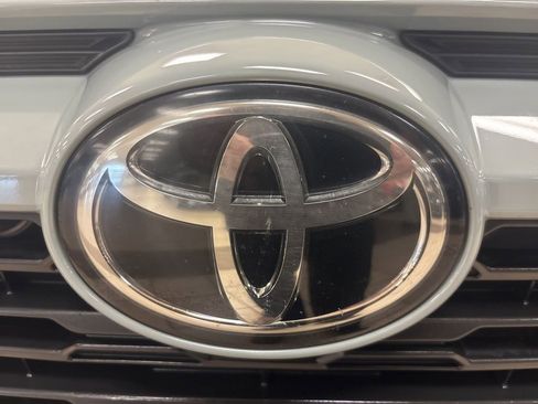 Used 2021 Toyota RAV4 XLE AWD/4WD image 7