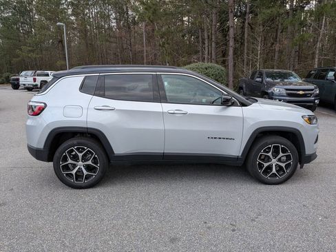 Used 2024 Jeep Compass Limited image 3