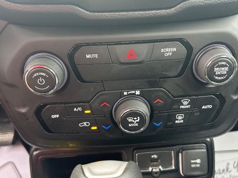 Used 2019 Jeep Renegade Latitude FWD image 11