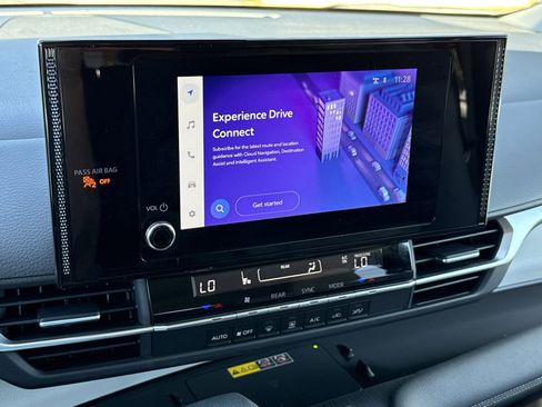 Used 2025 Toyota Sienna LE image 23