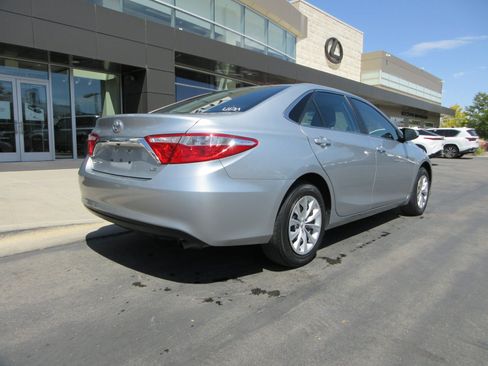 Used 2017 Toyota Camry LE FWD image 10