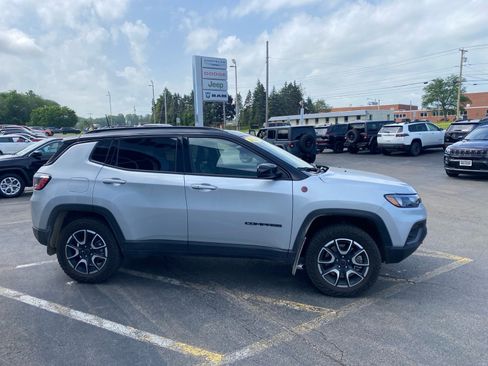 Used 2026 Jeep Compass Trailhawk w/ Sun, Sound & Navigation Group AWD/4WD image 6