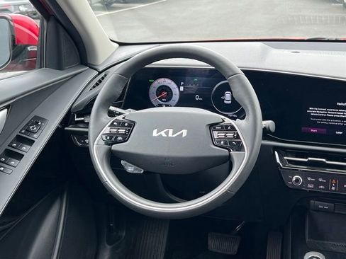 Certified 2025 Kia Niro Wind w/ Wind Preserve Package FWD image 16