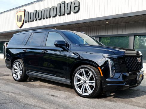 Used 2025 Cadillac Escalade Sport image 2