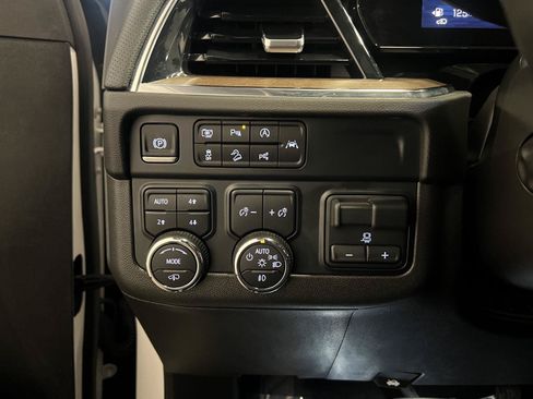 Used 2025 Chevrolet Suburban High Country AWD/4WD image 17