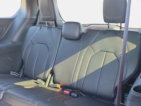 New 2026 Chrysler Pacifica Select w/ S Appearance Package FWD image 9
