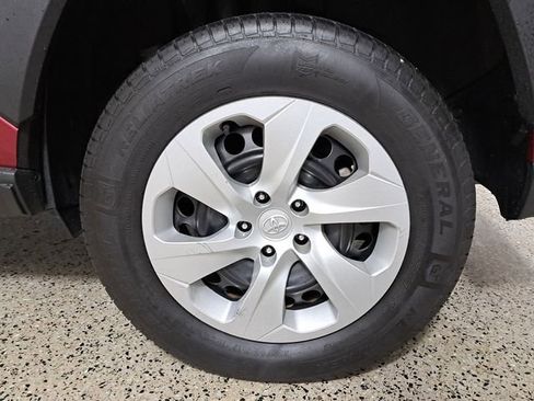 Used 2020 Toyota RAV4 LE image 8