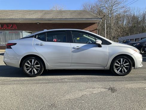 Used 2021 Nissan Versa SV image 4
