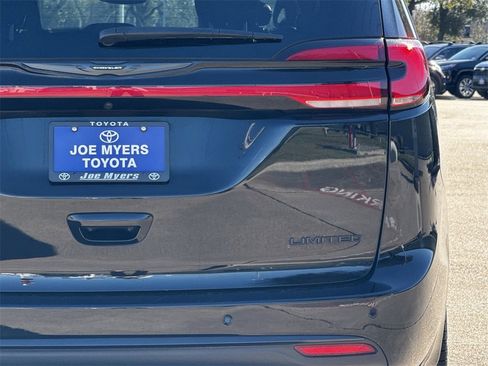 Used 2025 Chrysler Pacifica Limited image 10