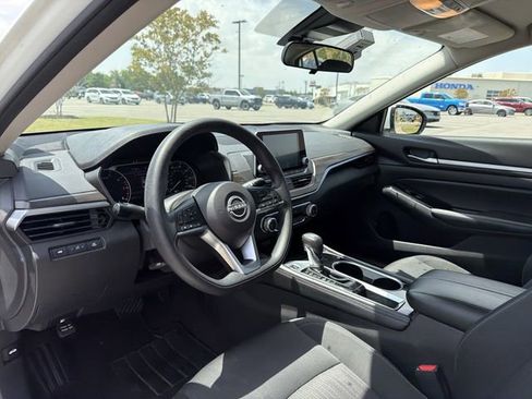 Used 2023 Nissan Altima 2.5 SV FWD image 12