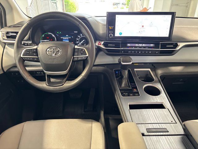Used 2026 Toyota Sienna XLE FWD image 18