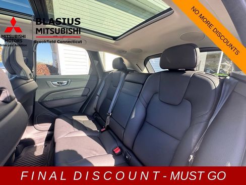 Used 2022 Volvo XC60 B5 Momentum w/ Climate Package image 17