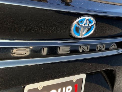 Used 2025 Toyota Sienna LE FWD image 9