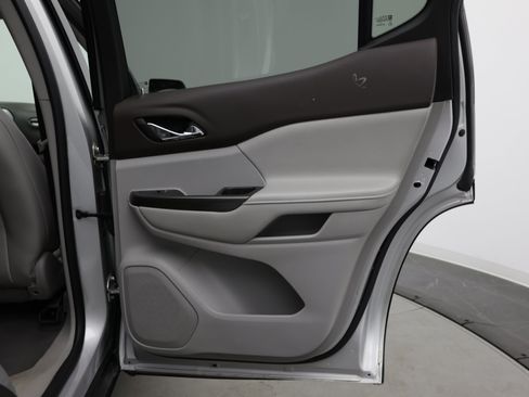 Used 2019 GMC Acadia SLT w/ LPO, Cargo Package FWD image 41