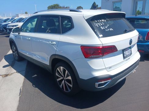 Used 2023 Volkswagen Taos SE w/ Panoramic Sunroof Package FWD image 3