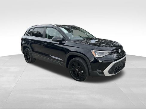 New 2026 Volkswagen Taos SE image 2