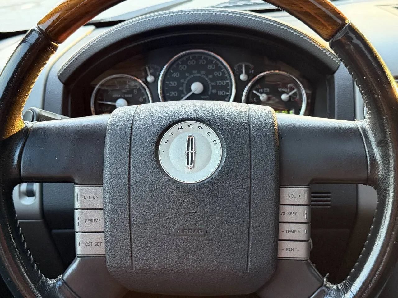 Used 2008 Lincoln Mark LT 4x4 image 16