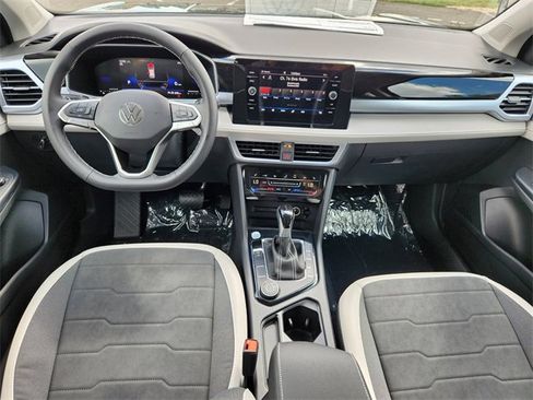 New 2025 Volkswagen Taos SE image 21