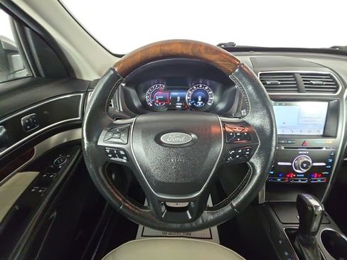 Used 2017 Ford Explorer Platinum image 12