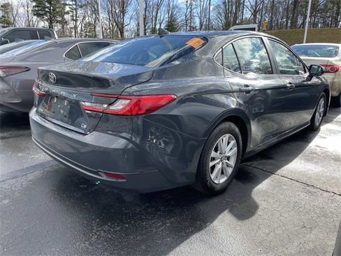 Used 2025 Toyota Camry SE image 4