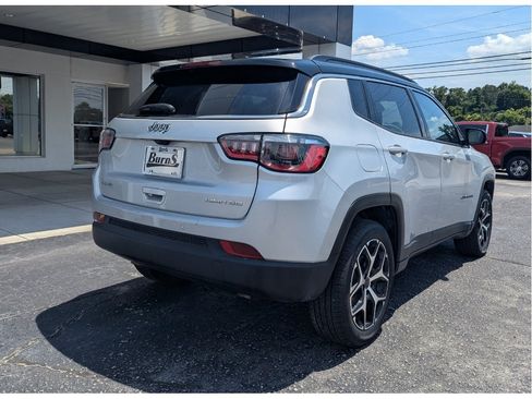Used 2025 Jeep Compass Limited AWD/4WD image 3