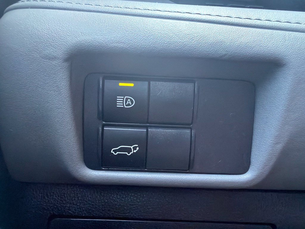 Used 2021 Toyota Highlander XLE AWD/4WD image 38