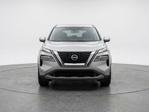 Used 2025 Nissan Rogue SV image 2