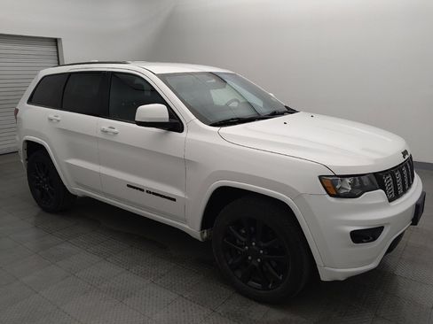 Used 2017 Jeep Grand Cherokee Altitude image 11