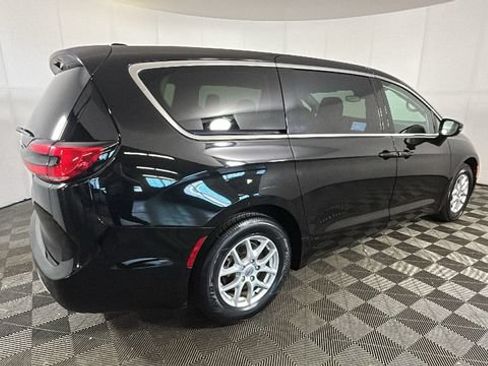 Used 2024 Chrysler Pacifica Touring-L FWD image 2