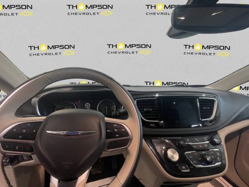 Used 2018 Chrysler Pacifica Limited image 10