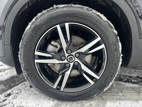 Used 2025 Volvo XC40 B5 Core image 9