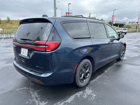 Used 2024 Chrysler Pacifica Premium image 4