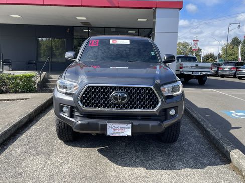 Used 2018 Toyota Tacoma TRD Off-Road w/ Technology Package AWD/4WD image 2