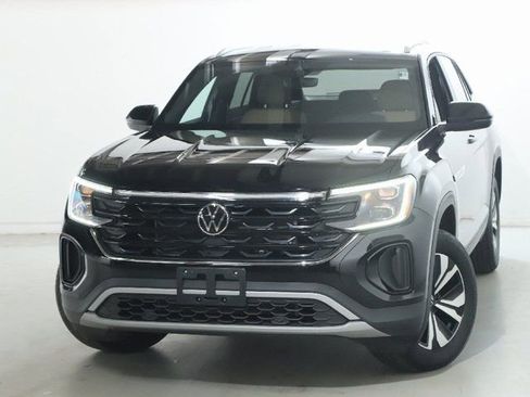 Used 2025 Volkswagen Atlas Cross Sport SE AWD/4WD image 3