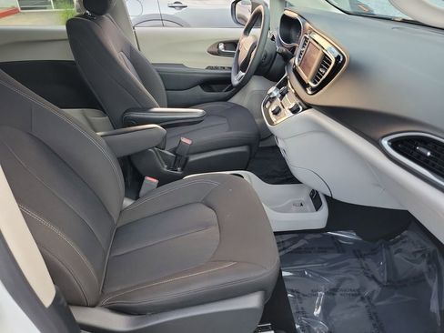 Used 2024 Chrysler Voyager LX image 16