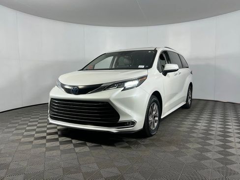 Used 2023 Toyota Sienna XLE image 3