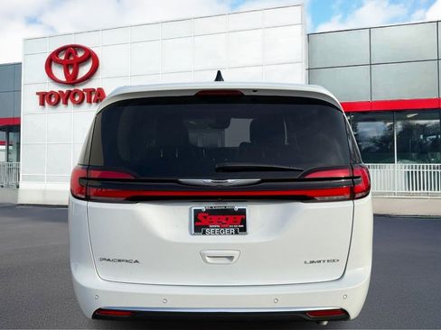 Used 2024 Chrysler Pacifica Limited w/ Uconnect Theater Family Group image 5