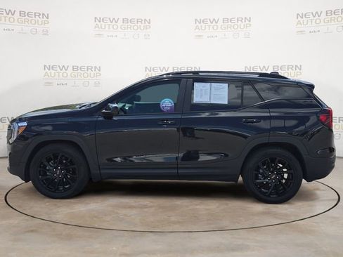 Used 2024 GMC Terrain SLE w/ Driver Convenience Package FWD image 2