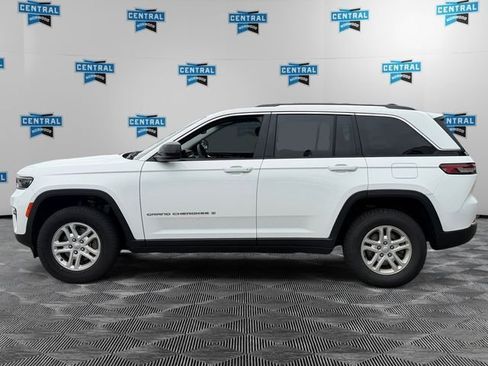 Used 2023 Jeep Grand Cherokee Laredo w/ Luxury Tech Group I AWD/4WD image 3
