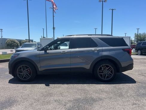Used 2025 Ford Explorer ST-Line w/ ST-Line Street Pack AWD/4WD image 6