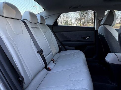 Used 2023 Hyundai Elantra Limited image 12